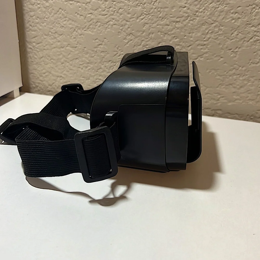 DamselVR black smartphone headset with adjustable head straps!